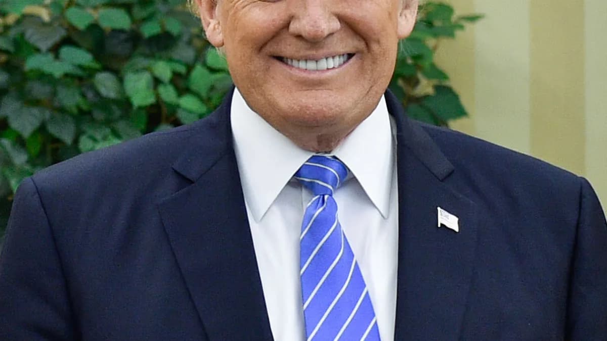 Donald Trump sorrindo durante encontro no Salão Oval da Casa Branca