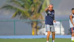 O técnico Dorival Júnior em campo durante treino (foto de arquivo)