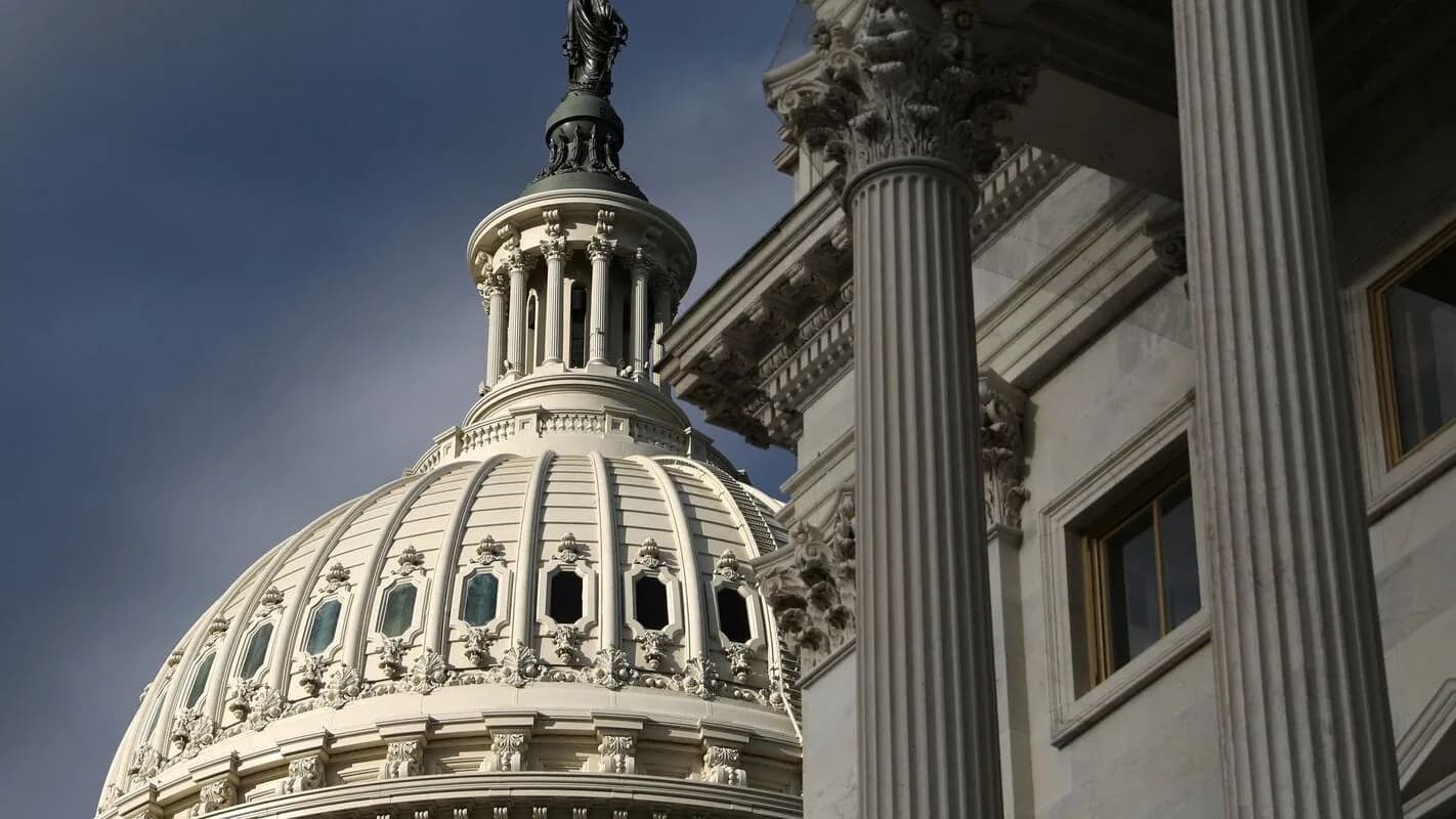 Fachada do Capitólio dos Estados Unidos, sede do Congresso americano, em Washington