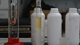 Frascos de amostra de biodiesel em teste de laboratório