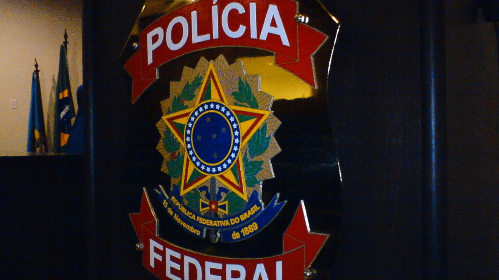Brasão da Polícia Federal em auditório