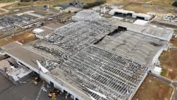 Vista aérea da fábrica da Toyota em Porto Feliz com telhado destruído após vendaval em 2025