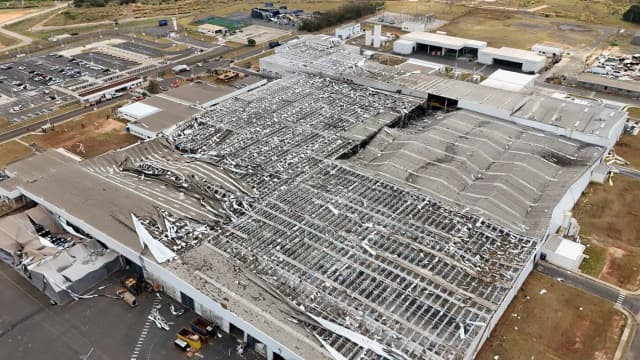 Vista aérea da fábrica da Toyota em Porto Feliz com telhado destruído após vendaval em 2025