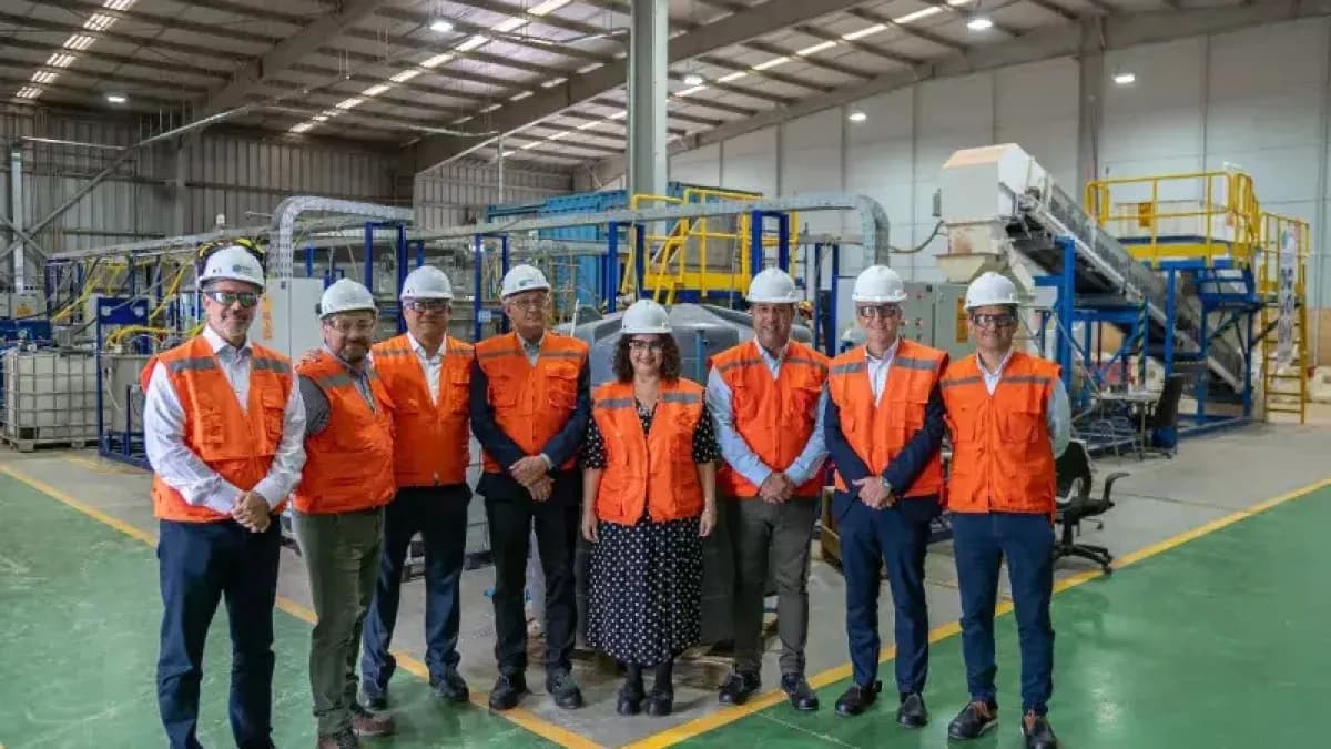 Autoridades e equipe da Aclara Resources visitam planta piloto de terras raras em Aparecida de Goiânia