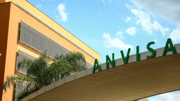 Fachada da sede da Agência Nacional de Vigilância Sanitária (Anvisa), em Brasília, com o letreiro da agência