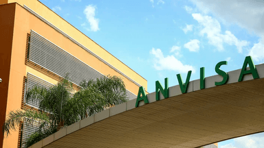 Fachada da sede da Agência Nacional de Vigilância Sanitária (Anvisa), em Brasília, com o letreiro da agência