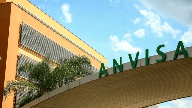 Fachada da sede da Agência Nacional de Vigilância Sanitária (Anvisa), em Brasília, com o letreiro da agência