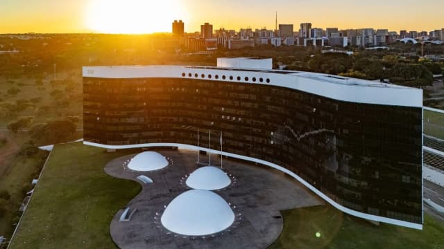 Vista aérea da sede do Tribunal Superior Eleitoral (TSE), em Brasília, ao entardecer
