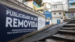 Faixa em muro do Rio de Janeiro informa que publicidade de bet foi removida por decreto municipal