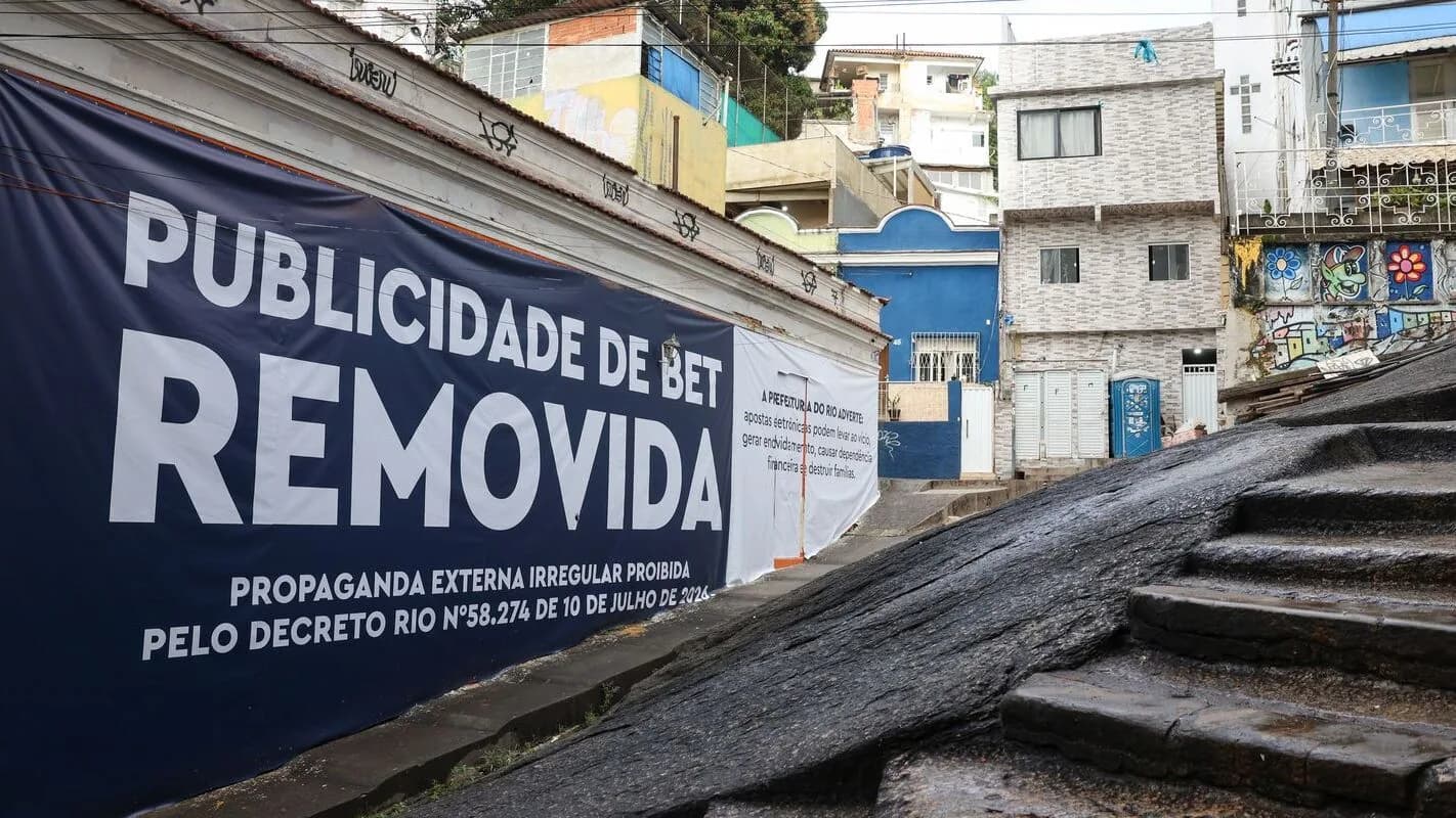 Faixa em muro do Rio de Janeiro informa que publicidade de bet foi removida por decreto municipal