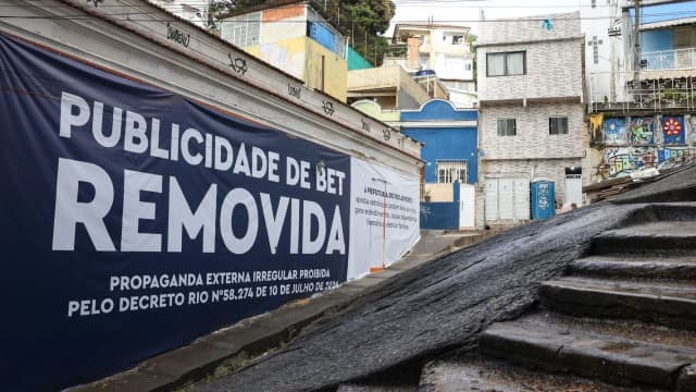 Faixa em muro do Rio de Janeiro informa que publicidade de bet foi removida por decreto municipal