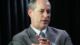 Ciro Gomes gesticula durante entrevista, foto de arquivo
