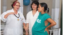 Profissionais de saúde atendem paciente em maternidade pública (foto de arquivo, não é a unidade citada no caso)