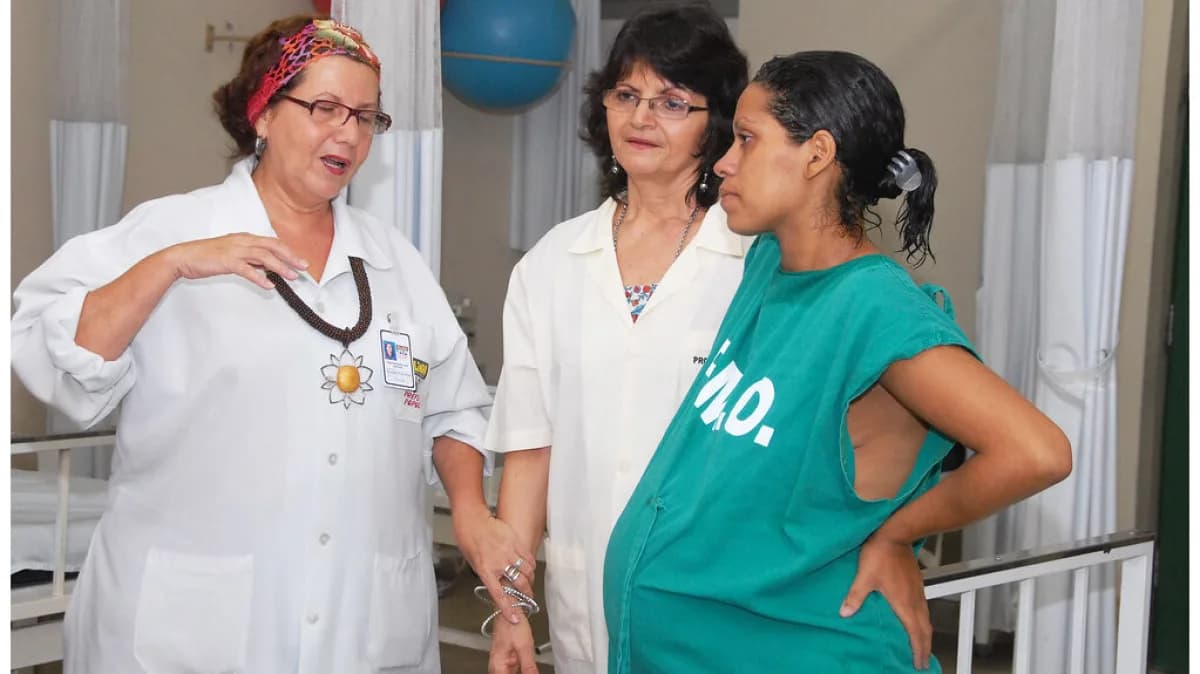 Profissionais de saúde atendem paciente em maternidade pública (foto de arquivo, não é a unidade citada no caso)