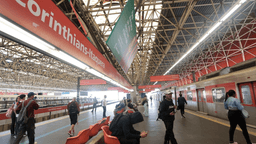 Passageiros aguardam trem na plataforma da estação Corinthians-Itaquera durante a greve dos ferroviários da CPTM em São Paulo