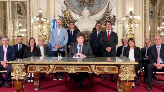 Javier Milei, presidente da Argentina, durante anúncio no Palácio Casa Rosada