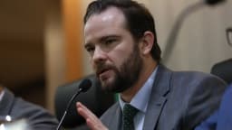 O ministro da Fazenda, Dario Durigan, fala em microfone durante audiência em Brasília