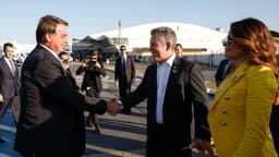 Mauro Mendes cumprimenta o então presidente Jair Bolsonaro em evento de 2022, quando era governador de Mato Grosso; foto de arquivo, sem relação com a investigação