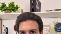 Advogado Pedro Guerra, de terno cinza e gravata verde, fala em frente a uma estante com livros de direito e o símbolo da balança da Justiça, em vídeo sobre regras eleitorais