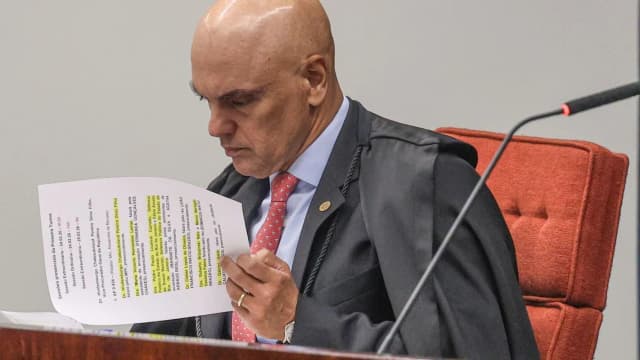 O ministro Alexandre de Moraes lê documento durante sessão no STF