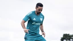 Jogador do Cruzeiro durante treino na Toca da Raposa, com o uniforme e o escudo do clube (foto de arquivo)