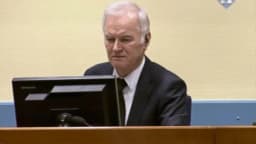 Ratko Mladic sentado durante sessão de julgamento no Tribunal Penal Internacional para a ex-Iugoslávia, em Haia