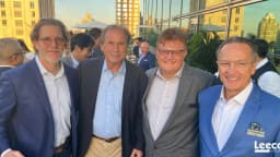 Executivos da CSN sorriem em evento institucional da empresa