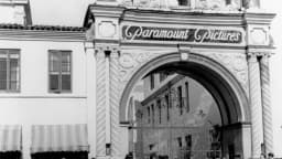 Portão histórico do estúdio Paramount Pictures em foto de arquivo