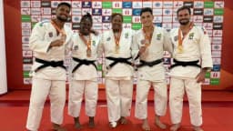 Judocas da seleção brasileira exibem medalhas após competição internacional em 2026