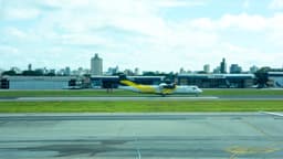 Aeronave ATR 72-500 da Voepass, prefixo PS-VPB, a mesma envolvida no acidente de Vinhedo, fotografada em pista de aeroporto antes da queda