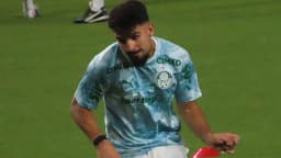 Atacante do Palmeiras Flaco López se aquece antes de partida contra o Santos