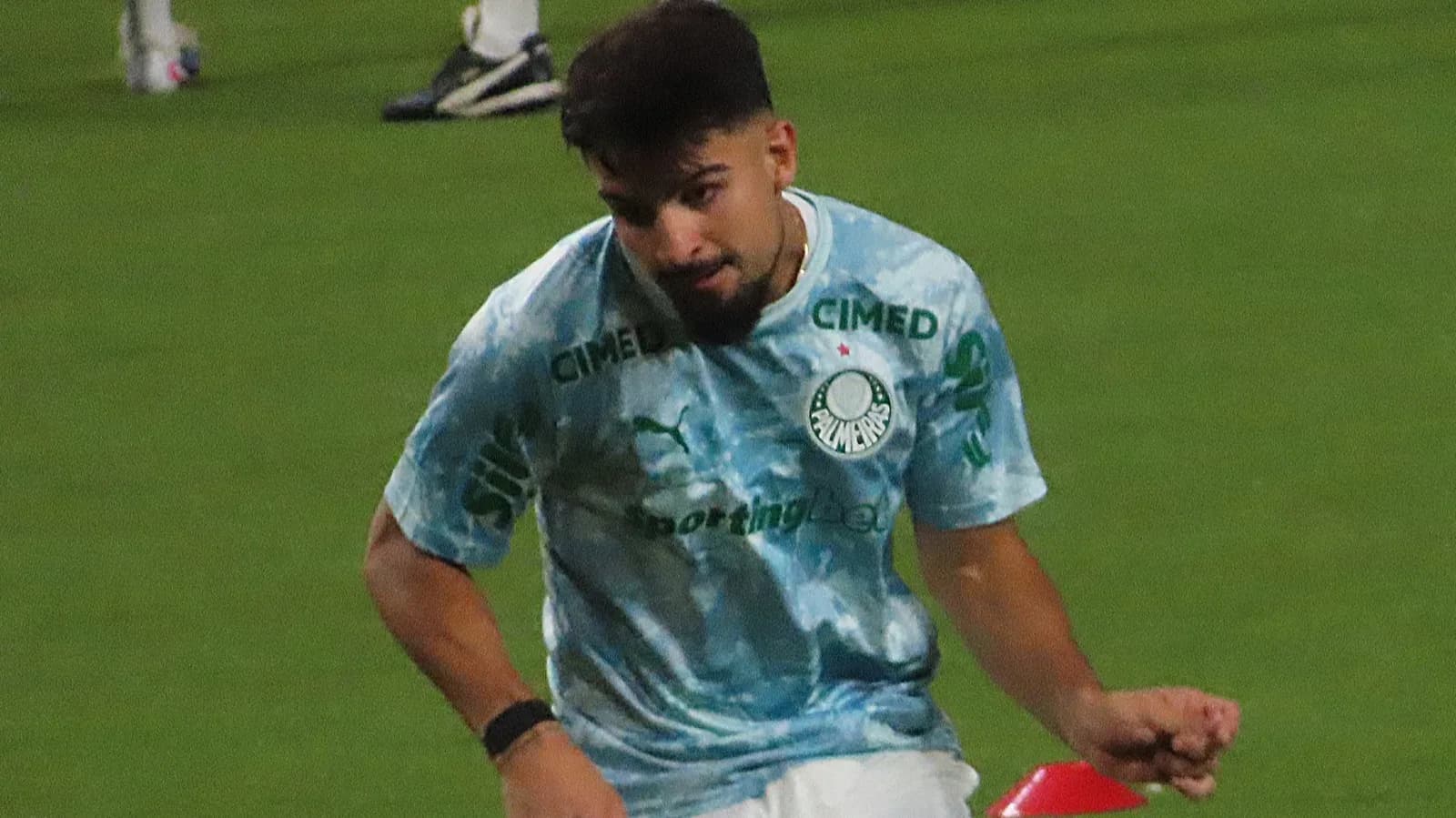 Atacante do Palmeiras Flaco López se aquece antes de partida contra o Santos