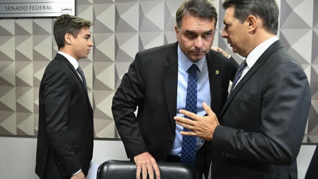 Nikolas Ferreira conversa com outros parlamentares no Senado Federal