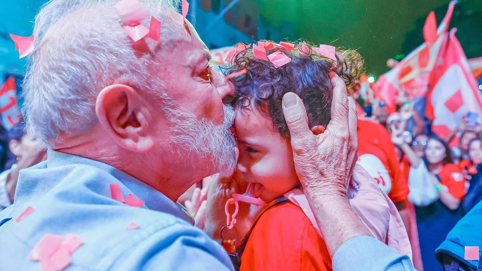 Lula cumprimenta apoiadora em comício de campanha