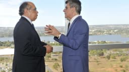 O ministro Gilmar Mendes conversa com o senador Romero Jucá em Brasília, em foto de arquivo de 2016