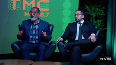 O superintendente regional do Trabalho em Minas Gerais, Carlos Calazans, gesticula ao falar durante entrevista ao lado do advogado trabalhista Igor Rodrigues no programa A Cidade É Sua, da TMC