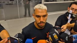 O lateral-direito Matheuzinho, do Corinthians, em entrevista coletiva (foto de arquivo, fevereiro de 2026)