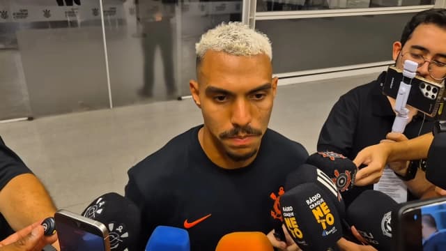 O lateral-direito Matheuzinho, do Corinthians, em entrevista coletiva (foto de arquivo, fevereiro de 2026)