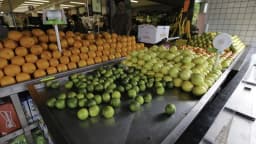 Banca de frutas variadas em feira livre no Brasil