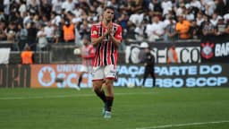 Jonathan Calleri, atacante do São Paulo, aplaude a torcida em jogo do Brasileirão (foto de arquivo, 2022)