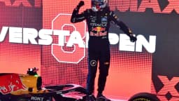 Max Verstappen comemora no pódio após vitória no GP de Singapura