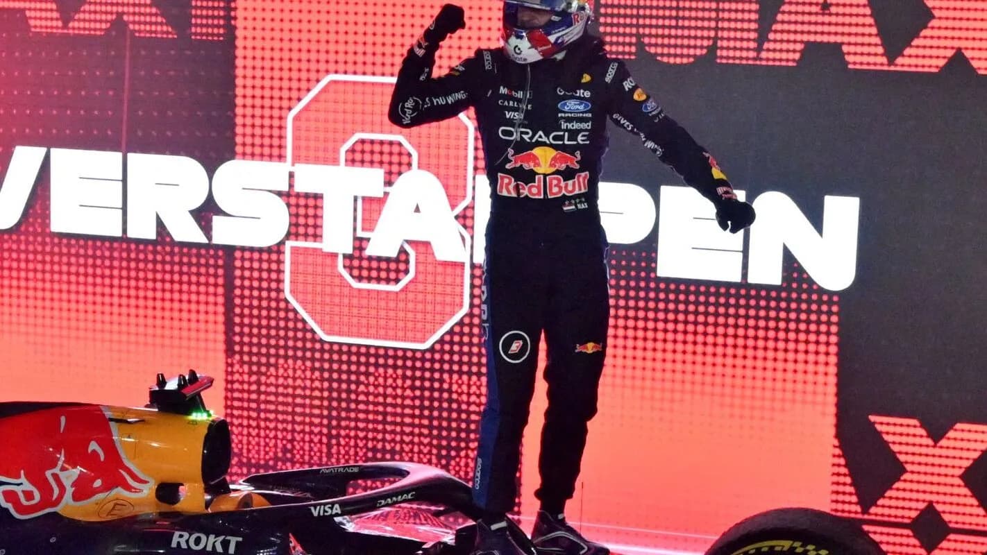Max Verstappen comemora no pódio após vitória no GP de Singapura