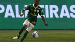Estêvão conduz a bola durante jogo pelo Palmeiras, em foto de arquivo anterior à ida ao Chelsea