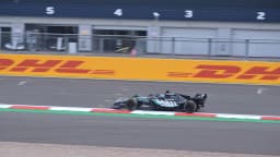 Carro da Mercedes de George Russell em pista de Fórmula 1, foto de arquivo