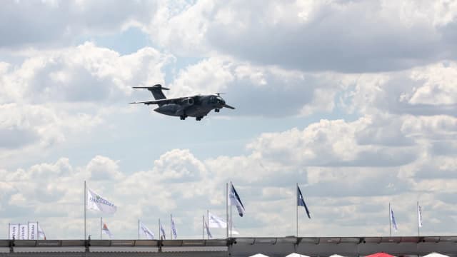 Avião KC-390 da Força Aérea Brasileira em voo durante exibição aérea