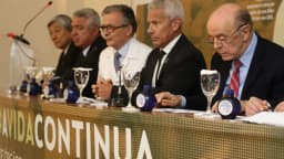 Autoridades em mesa de coletiva de imprensa durante lançamento de campanha de incentivo à doação de órgãos
