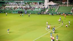 Jogadores em campo e torcida nas arquibancadas do Estádio Hailé Pinheiro, em Goiânia