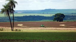 Colheitadeira trabalha em plantação de soja em fazenda no Brasil