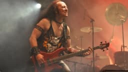 Conrad 'Cronos' Lant tocando baixo e cantando em show do Venom