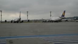 Aviões Airbus A340 e Boeing 747 da Lufthansa estacionados em pátio de aeroporto
